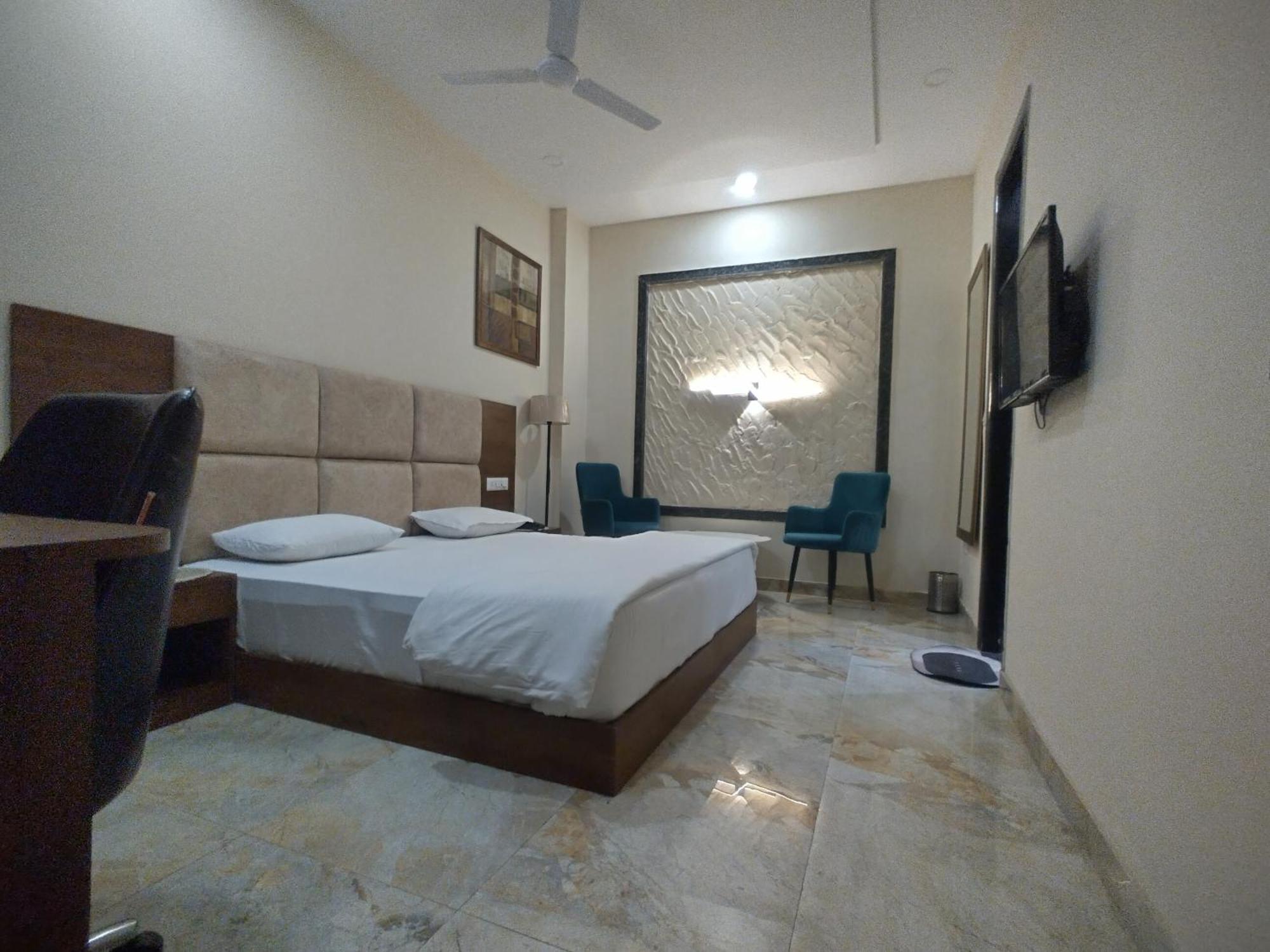 The Imperial Hotel And Convention Centre Kanpur Buitenkant foto