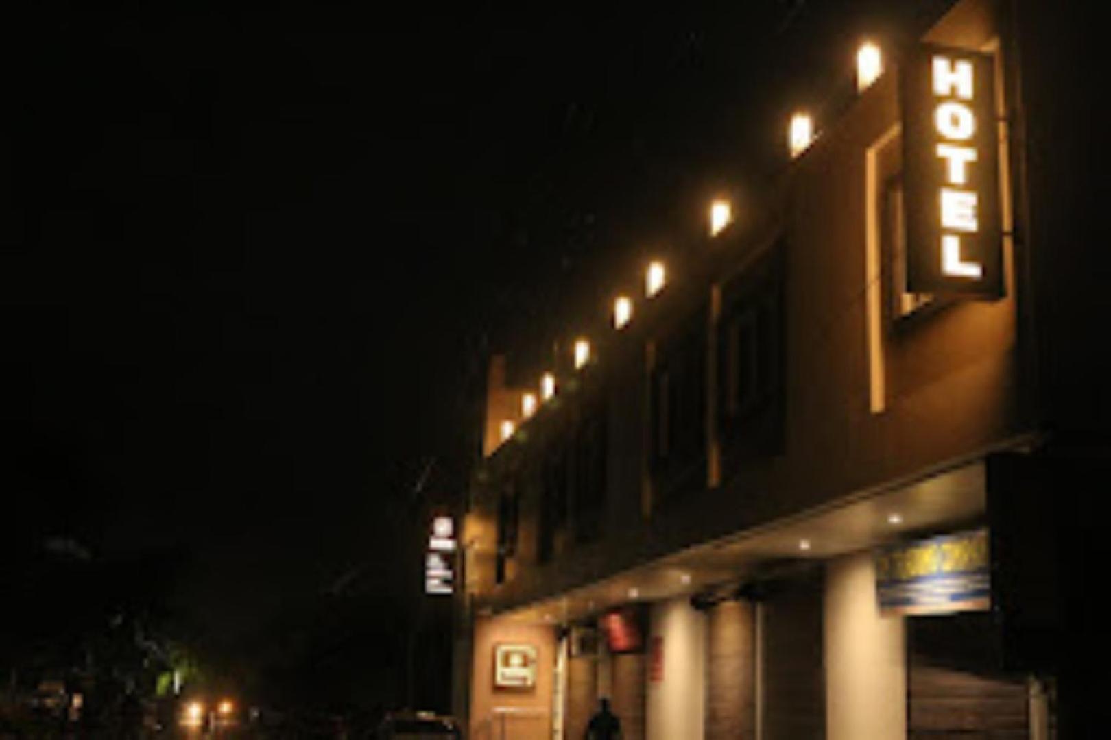 The Imperial Hotel And Convention Centre Kanpur Buitenkant foto
